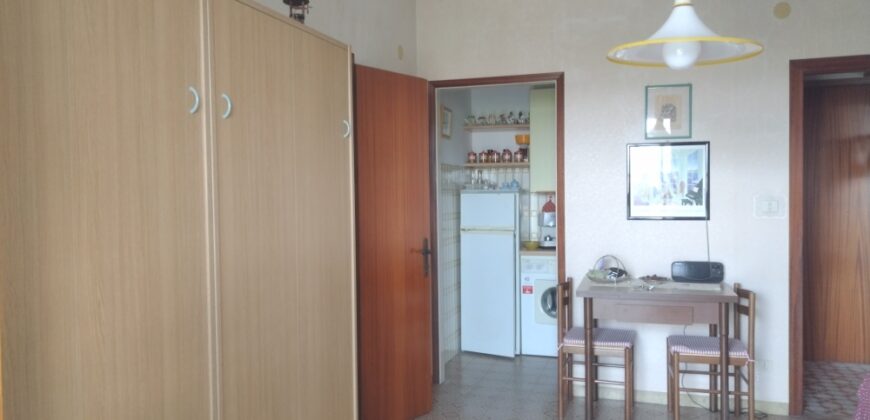RIF. 257 B – BORGHETTO S.S. MONOLOCALE CON BALCONE E POSTO AUTO RECINTATO € 108000